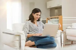 Versicherungen für Vermieter - Frau sitzt am Laptop
