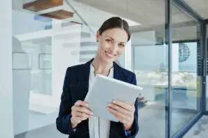 Immobilie vermieten - Frau hält Tablet in der Hand