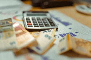 Was können Vermieter von der Steuer absetzen: Geld und Taschenrechner