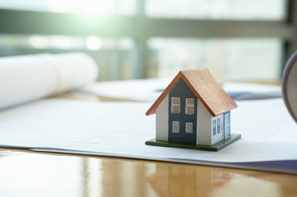 Kleine Haus-Figur auf Dokument - Pflichten als Vermieter