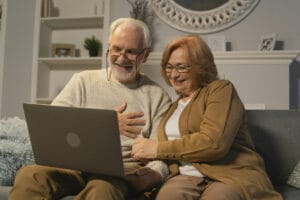 Immobilie im Alter - Seniorenpaar vor Laptop