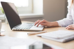 Digitale Immobilienverwaltung am Laptop