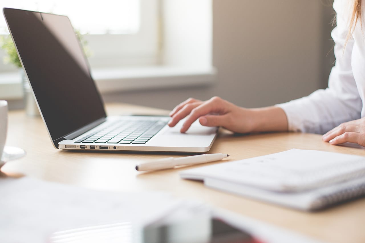 Digitale Immobilienverwaltung am Laptop